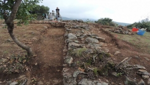 Βεργίνα: Οι υπεύθυνοι της ανασκαφής αποκάλυψαν τo εντυπωσιακό οχυρωματικό τείχος από το 300 π.Χ (φωτό)