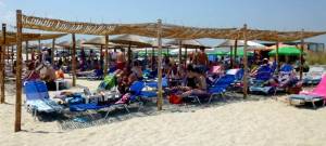 Beach Bar Agia Paraskevi στον Κορινό: Απολαύστε ατέλειωτες ώρες ξεγνοιασιάς για μικρούς και μεγάλους δίπλα στη θάλασσα