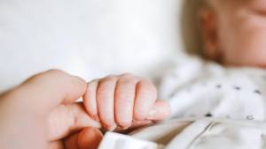 Χρονιά σοκ για την υπογεννητικότητα στην Ελλάδα το 2023 - Σε διαρκή πτώση οι γεννήσεις