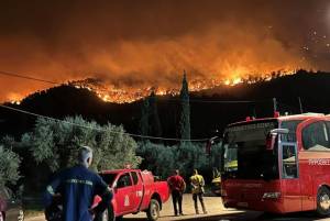 Πύρινος εφιάλτης στη χώρα - Μαίνονται οι πυρκαγιές σε Κέρκυρα, Ρόδο, Αίγιο και Κάρυστο - Οι εξελίξεις στα μέτωπα