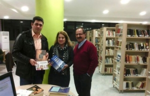Ο Αλ. Ακριτίδης δώρισε το βιβλίο του στη Δημοτική Βιβλιοθήκη Αλεξάνδρειας