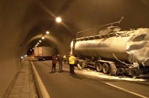 Tροχαίο ατύχημα σε τούνελ της Εγνατίας Οδού από Βέροια προς Κοζάνη