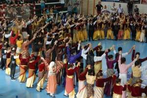 ΑΞΙΟΙ συνεχιστές της ποντιακής παράδοσης οι συμμετέχοντες στο 9ο Παιδικό Φεστιβάλ Ποντιακών χορών