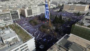 To συλλαλητήριο της Αθήνας: Οι αριθμοί, τα πρόσωπα της πλατείας, ο Μίκης και οι αντιδράσεις