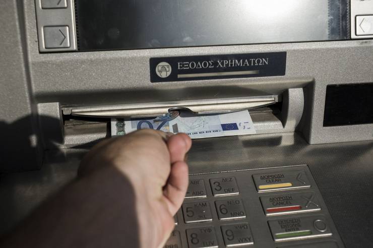 Έρχεται χαράτσι στις αναλήψεις μετρητών μέσω ΑΤΜ - Μπορεί να φτάσει και τα 3 ευρώ