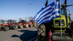 Οι αγρότες στο μπλόκο Νησελίου ¨φορτώνουν¨ τα τρακτέρ τους για Αθήνα