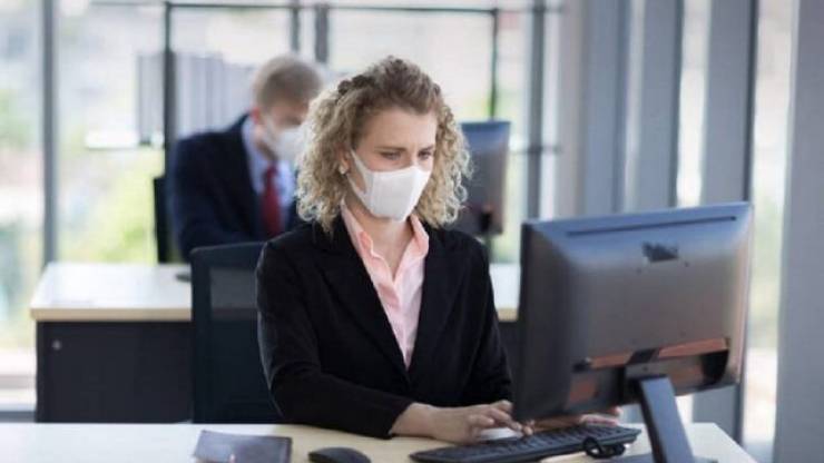 Κορονοϊός: Υποχρεωτική η μάσκα στις δημόσιες υπηρεσίες - Τηλεργασία για τις ευπαθείς ομάδες