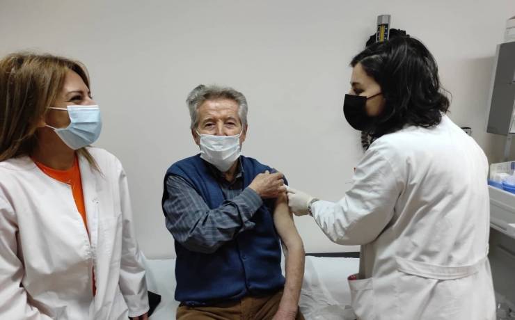 Ξεκίνησε ο εμβολιασμός των ατόμων άνω των 85 ετών - Εμβολιάστηκε ο πρώτος πολίτης στο Νοσοκομείο Βέροιας