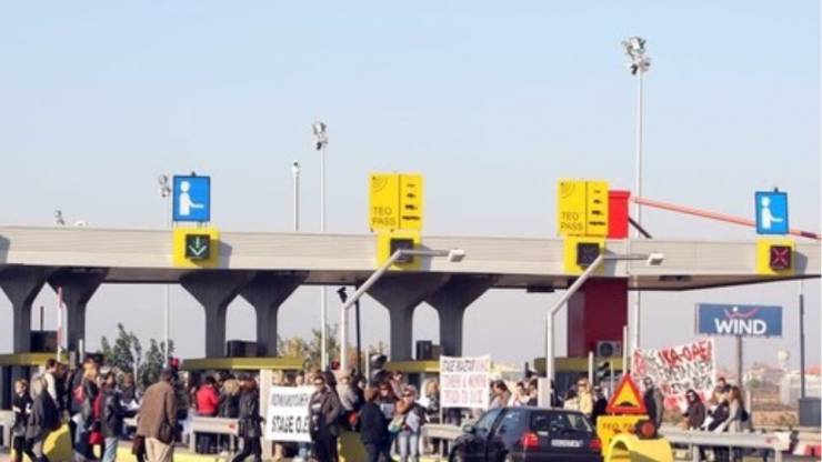 Διαμαρτυρία στην αερογέφυρα Μαλγάρων για τα νέα πλευρικά διόδια