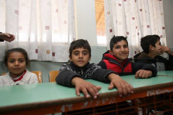 Με νέο σχέδιο νόμου υποχρεωτική η φοίτηση προσφυγόπουλων στα σχολεία