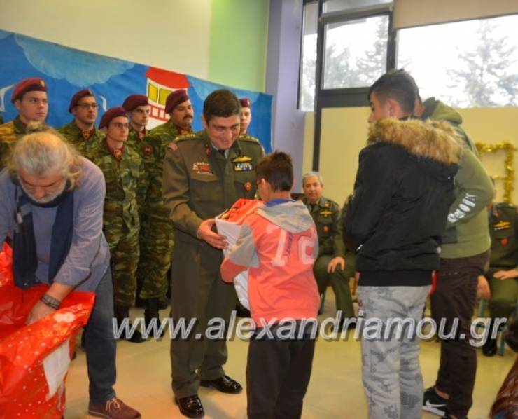 Η Σχολή Αεροπορίας Αλεξάνδρειας μοίρασε δώρα και χαρά στο Ειδικό Σχολείο (φώτο-βίντεο)