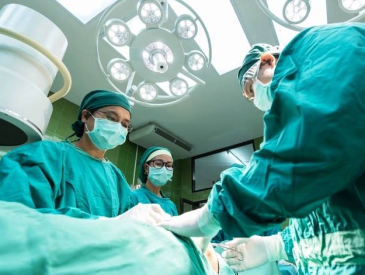 Τέλος στο δωρεάν ΕΣΥ: Περνά η ρύθμιση Γκάγκα για ιδιωτικά ιατρεία και χειρουργεία των γιατρών στον ιδιωτικό τομέα