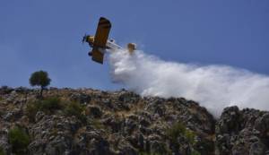 Άγιον Όρος: Αεροσκάφη και ελικόπτερα στη μάχη για την κατάσβεση της φωτιάς στην Κερασιά