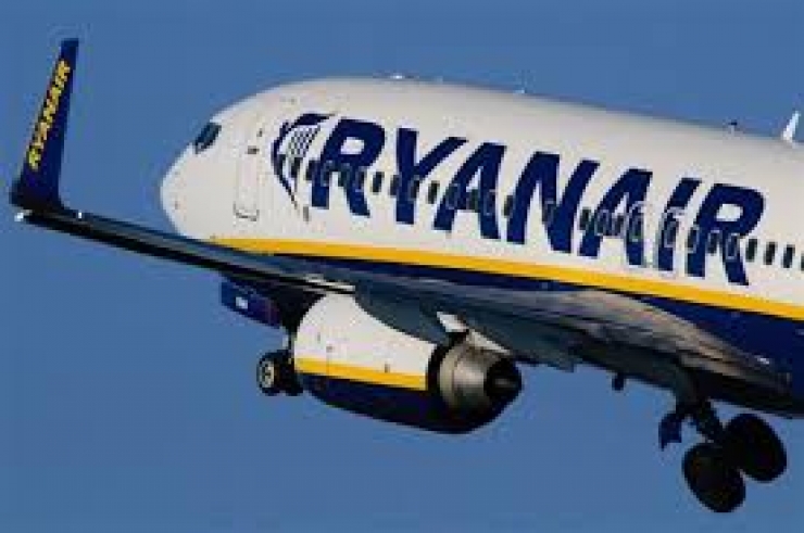 Η Ryanair αναζητά πληρώματα καμπίνας - Οι ημερομηνίες που θα κάνει συνεντεύξεις με άτομα (αγόρια και κορίτσια)
