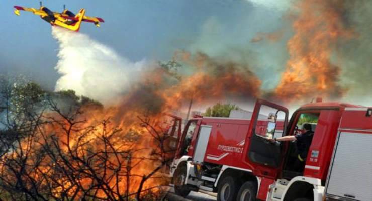 Ισχυρές δυνάμεις της Πυροσβεστικής και αεροσκάφη PZL στην Χαλκιδική - Έφτασαν φλόγες στις αυλές σπιτιών
