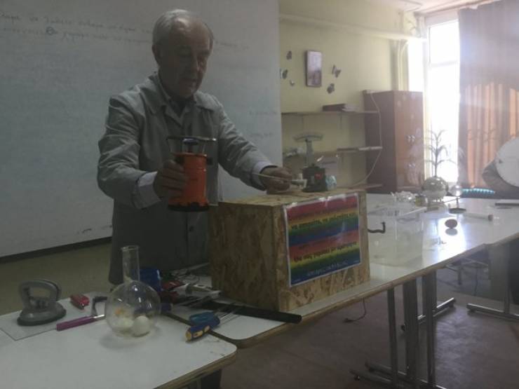 3ο Δημοτικό Σχολείο Αλεξάνδρειας:Τα πειράματά του παρουσίασε ο Γιώργος Σιάππας στους μαθητές(φώτο)