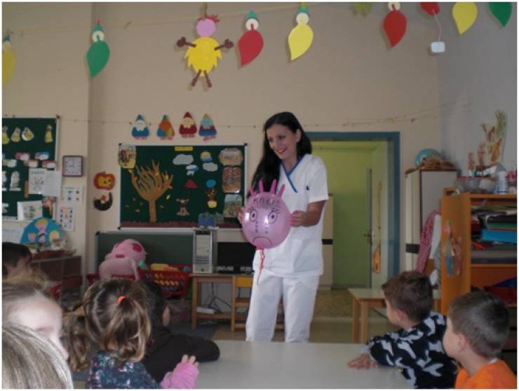 Το νηπιαγωγείο Νεοχωρίου επισκέφτηκε νοσηλεύτρια του Κέντρου Υγείας Αλεξάνδρειας (φώτο)