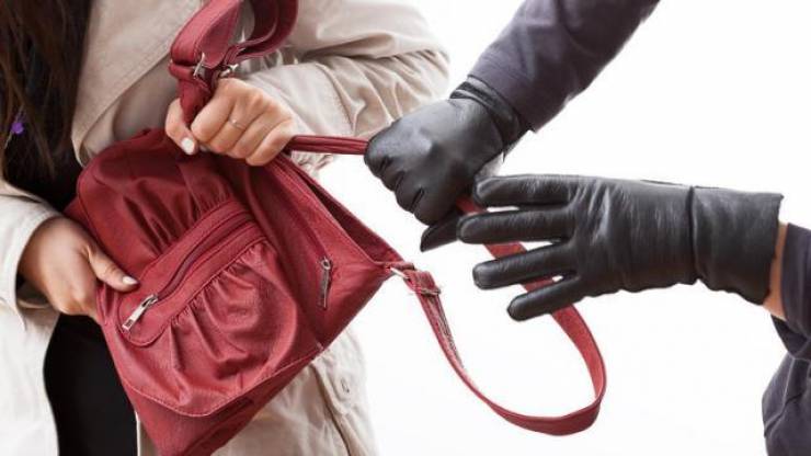 Συνελήφθη αλλοδαπός που αφαίρεσε τσάντα γυναίκας