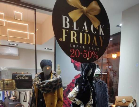 Black Friday: «Κυνηγοί» προσφορών οι καταναλωτές