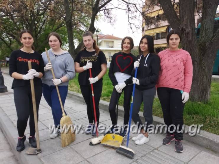 Μαθητές και μαθήτριες του 1ου Γυμνασίου Αλεξάνδρειας καθάρισαν πάρκα της πόλης (φώτο-βίντεο)