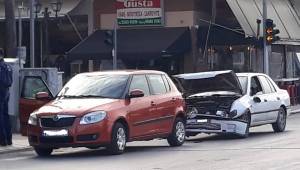 Τροχαίο ατύχημα μπροστά στο Ξενοδοχείο ΜΑΝΘΟΣ στην Αλεξάνδρεια