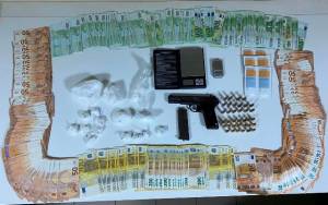 Από Αστυνομικούς της Ημαθίας συνελήφθη άτομο για διακίνηση ναρκωτικών, κατασχέθηκαν πιστόλι και 30.000 ευρώ