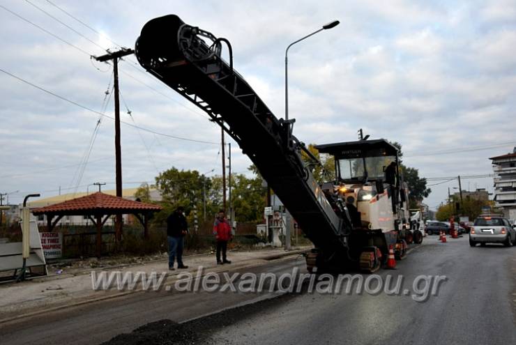 Εργασίες αποκατάστασης του οδοστρώματος σε τμήμα της οδού 28ης Οκτωβρίου, μετά τις γραμμές του ΟΣΕ