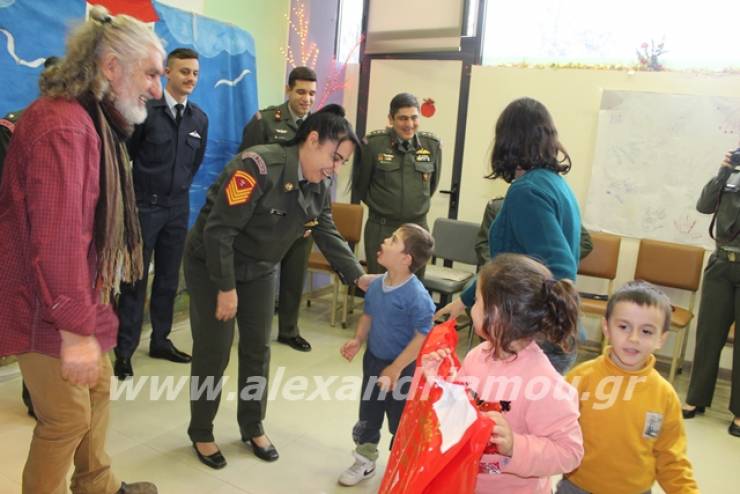 Το Κέντρο και η Σχολή Αεροπορίας Στρατού Αλεξάνδρειας μοίρασαν δώρα και χαμόγελα στο Ειδικό Σχολείο (φώτο-βίντεο)
