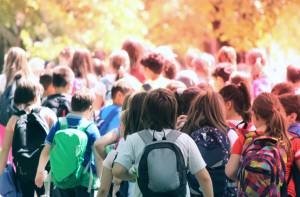 Κανονικά οι σχολικές εκδρομές και οι περίπατοι - Τι ισχύει για τα τεστ κορονοϊού σε μαθητές και εκπαιδευτικούς