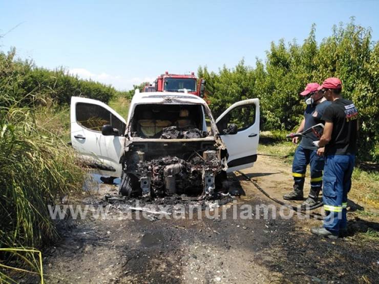 Κάηκε ολοσχερώς όχημα στο δρόμο από Κεφαλοχώρι προς Ραψωμανίκη (φωτο)