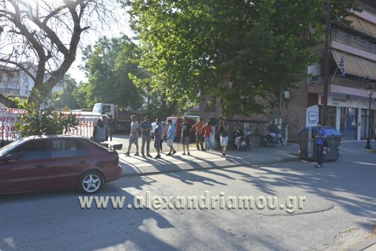 Αλεξάνδρεια:Συνεχίζεται η κατάληψη του όρχου οχημάτων από τους απολυμένους συμβασιούχους - Χωρίς αποκομιδή απορριμμάτων ο Δήμος