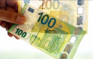 Κυκλοφόρησαν τα νέα χαρτονομίσματα των 100 και 200 ευρώ