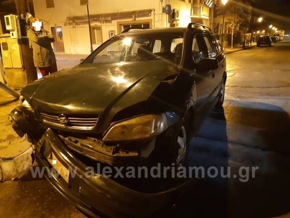 Τροχαίο ατύχημα στο φανάρι της Δωδώνης στην Αλεξάνδρεια