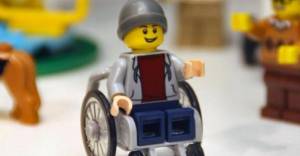 Φιγούρα της Lego κάθισε για πρώτη φορά σε αναπηρικό αμαξίδιο
