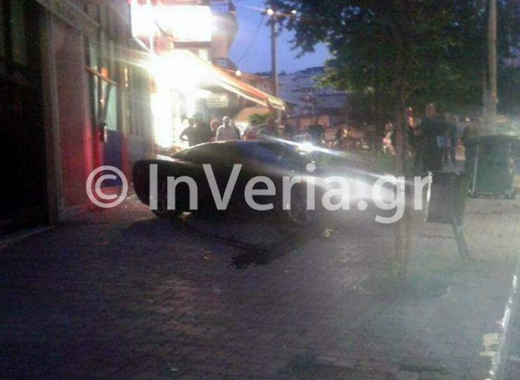 Σοκαριστικό ατύχημα στη Βέροια: Αυτοκίνητο καρφώθηκε σε φροντιστήριο(φώτο)