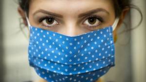 Κορονοϊός: Συστάσεις για χρήση μάσκας σε μέσα μεταφοράς, νοσοκομεία και κλειστούς χώρους