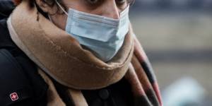 Επιδημιολόγος του ΕΟΔΥ εξηγεί: Πώς φοράμε τη χειρουργική μάσκα, πόσο διαρκεί η προστασία της