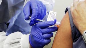Εμβόλιο AstraZeneca: Συνεχίζονται οι εμβολιασμοί στην Ελλάδα - Παγώνουν σε Ιταλία, Γερμανία, Γαλλία