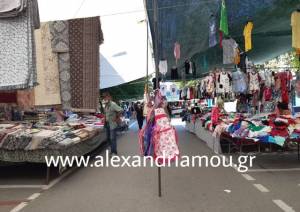 Μάσκες και αποστάσεις στη Λαϊκή αγορά της Αλεξάνδρειας