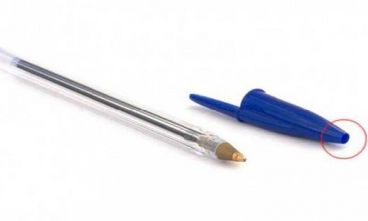 Γνωρίζατε γιατί το καπάκι του στυλό έχει αυτή την τρύπα; Η λεπτομέρεια που σώζει ζωές