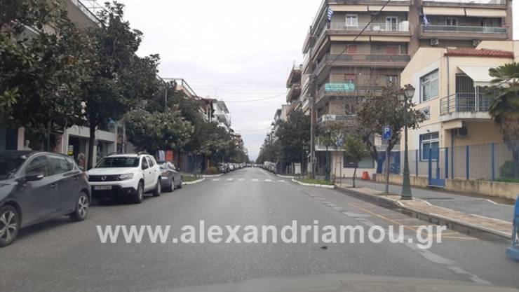 25η Μαρτίου στην Αλεξάνδρεια: Άδειοι δρόμοι, ερημιά...και περήφανες ελληνικές σημαίες στα μπαλκόνια!