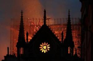 Παναγία των Παρισίων: Μνημείο Παγκόσμιας Πολιτιστικής Κληρονομιάς – Στις φλόγες η ιστορία αιώνων