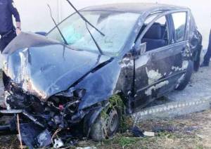 Τροχαίο ατύχημα στο Βρυσάκι-Αυτοκίνητο έριξε κολόνα ηλεκτροφωτισμού, έσπασε περίφραξη και βρέθηκε σε αυλή σπιτιού(φωτο)