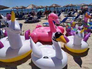 Φουσκωτά παιχνίδια για δροσερές, ατελείωτες στιγμές χαράς στο beach bar Agia Paraskevi στον Κορινό Πιερίας