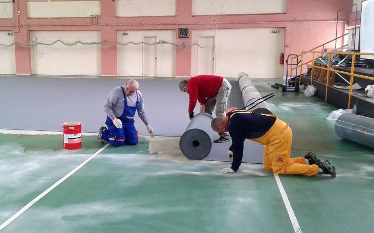 Ξεκίνησαν οι εργασίες για την επανακατασκευή του δαπέδου στο κλειστό γυμναστήριο του 2ου Γυμνασίου - Λυκείου Αλεξάνδρειας (φώτο)