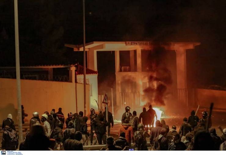 «Κόλαση» σε Χίο και Μυτιλήνη: Πυροβολισμοί, ξύλο και απειλές - Άτακτη υποχώρηση από τα ΜΑΤ