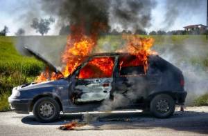 Πώς μπορεί να πάρει φωτιά ένα αυτοκίνητο εν κινήσει - Έτσι θα προστατέψετε το όχημά σας