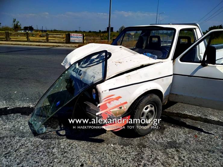 Τροχαίο ατύχημα έξω από την Αλεξάνδρεια (φώτο)