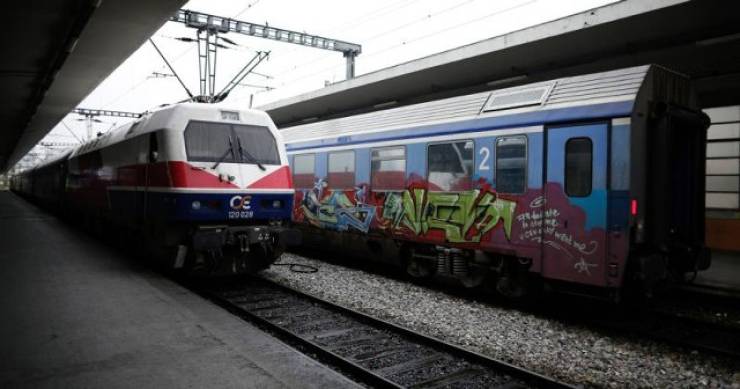 Τρένα: Έμεινε από ρεύμα το Intercity και ακινητοποιήθηκε στη Λάρισα - «Δεν υπήρχε σχέδιο», καταγγέλλει επιβάτης