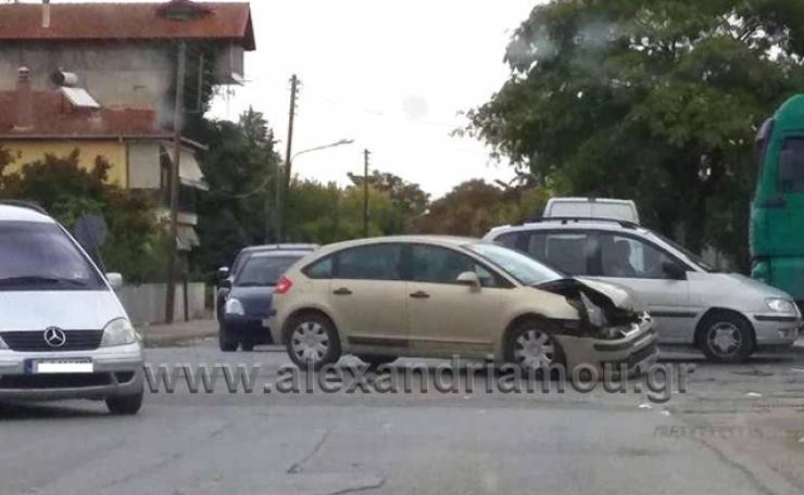Τροχαίο ατύχημα στην οδό 28ης Οκτωβρίου στην Αλεξάνδρεια